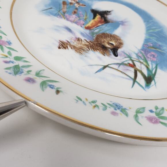 1975 Avon Gently Moments Goose + Gosling Gold-Trimmed Christmas Plate - Picture 3 of 10